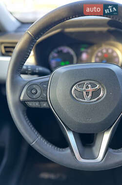 Позашляховик / Кросовер Toyota RAV4 2020 в 