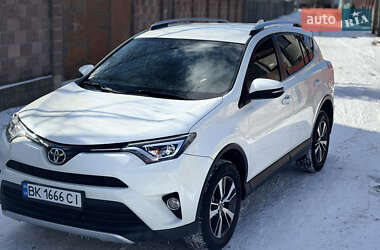 Позашляховик / Кросовер Toyota RAV4 2016 в 
