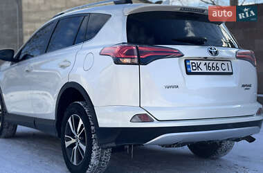 Позашляховик / Кросовер Toyota RAV4 2016 в 