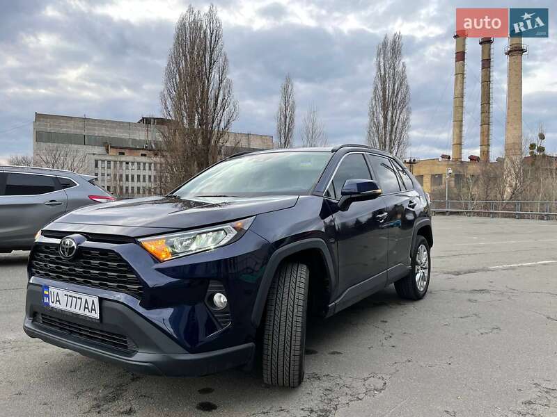 Внедорожник / Кроссовер Toyota RAV4 2020 в Киеве
