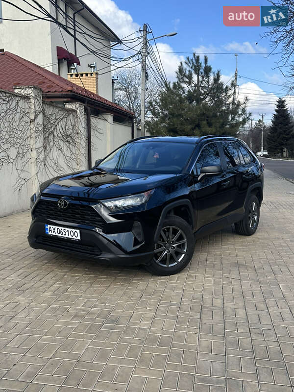 Внедорожник / Кроссовер Toyota RAV4 2019 в 