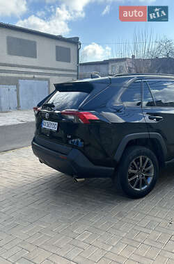 Внедорожник / Кроссовер Toyota RAV4 2019 в 
