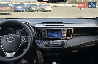 Внедорожник / Кроссовер Toyota RAV4 2017 в 