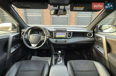 Внедорожник / Кроссовер Toyota RAV4 2015 в 