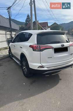 Внедорожник / Кроссовер Toyota RAV4 2017 в 