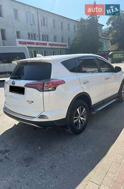 Внедорожник / Кроссовер Toyota RAV4 2017 в 