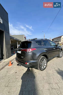 Внедорожник / Кроссовер Toyota RAV4 2017 в 