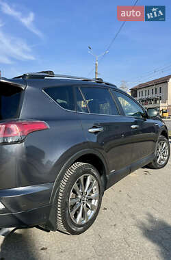 Внедорожник / Кроссовер Toyota RAV4 2017 в 