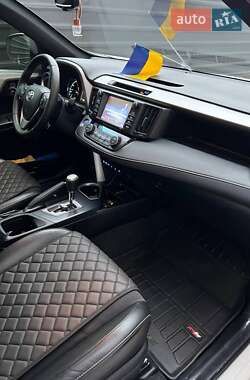 Внедорожник / Кроссовер Toyota RAV4 2016 в 