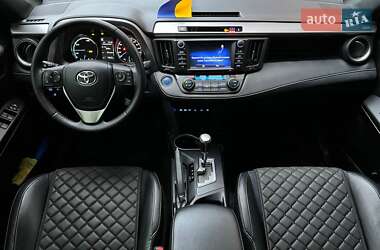Внедорожник / Кроссовер Toyota RAV4 2016 в 