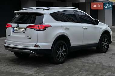 Внедорожник / Кроссовер Toyota RAV4 2016 в 