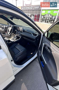 Внедорожник / Кроссовер Toyota RAV4 2021 в 