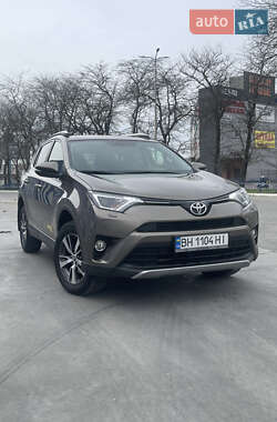 Внедорожник / Кроссовер Toyota RAV4 2017 в 