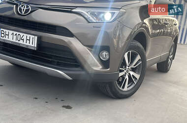 Внедорожник / Кроссовер Toyota RAV4 2017 в 