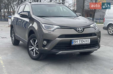 Внедорожник / Кроссовер Toyota RAV4 2017 в 