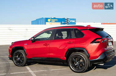 Позашляховик / Кросовер Toyota RAV4 2021 в 