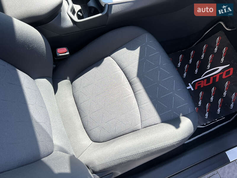 Внедорожник / Кроссовер Toyota RAV4 2019 в Ужгороде