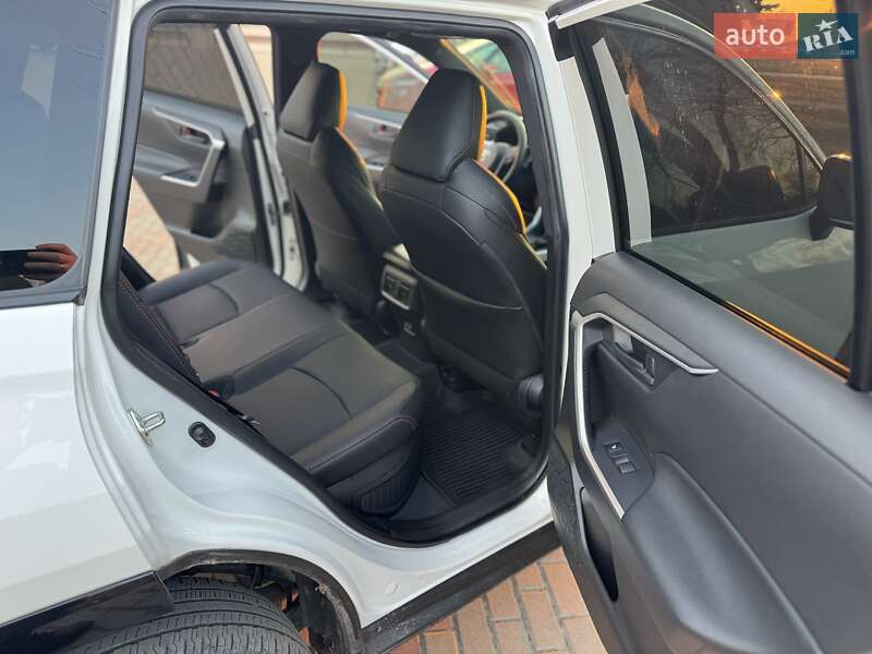Позашляховик / Кросовер Toyota RAV4 2021 в Києві