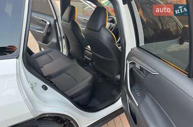 Внедорожник / Кроссовер Toyota RAV4 2021 в 