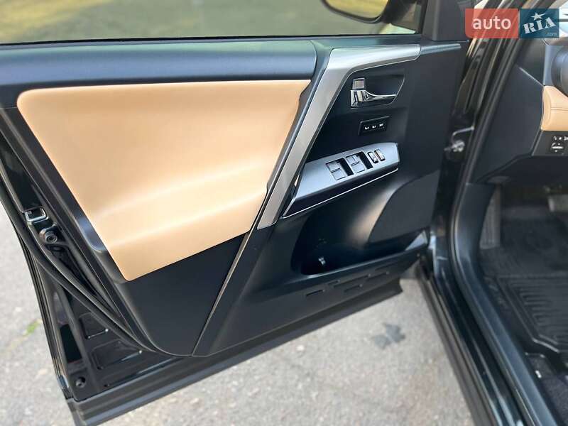 Позашляховик / Кросовер Toyota RAV4 2017 в Южноукраїнську