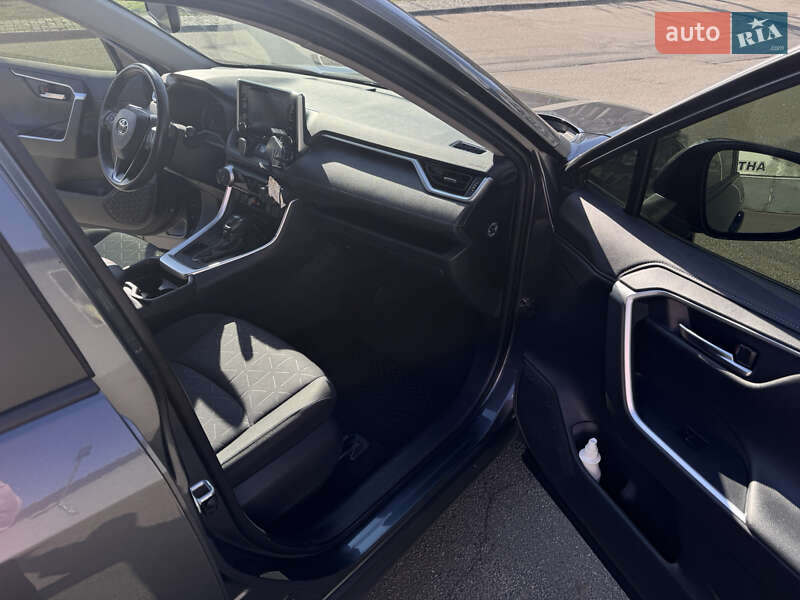 Внедорожник / Кроссовер Toyota RAV4 2020 в Киеве