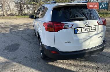 Позашляховик / Кросовер Toyota RAV4 2015 в 