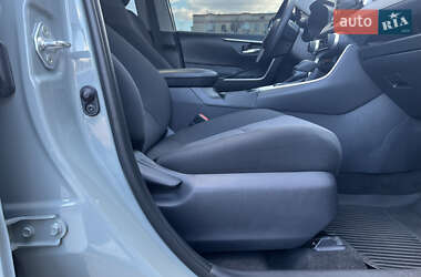 Позашляховик / Кросовер Toyota RAV4 2019 в 