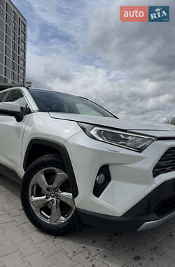 Внедорожник / Кроссовер Toyota RAV4 2019 в 