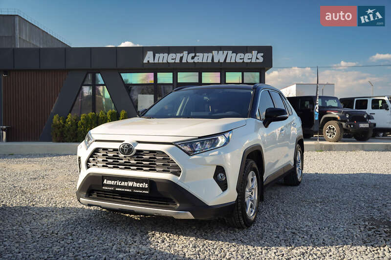 Позашляховик / Кросовер Toyota RAV4 2020 в 