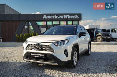 Позашляховик / Кросовер Toyota RAV4 2020 в 