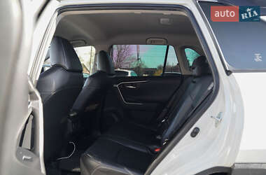 Позашляховик / Кросовер Toyota RAV4 2020 в 