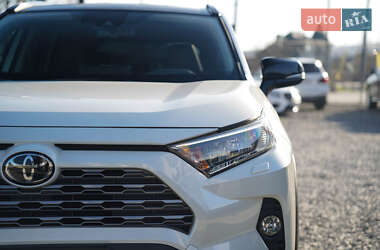 Позашляховик / Кросовер Toyota RAV4 2020 в 