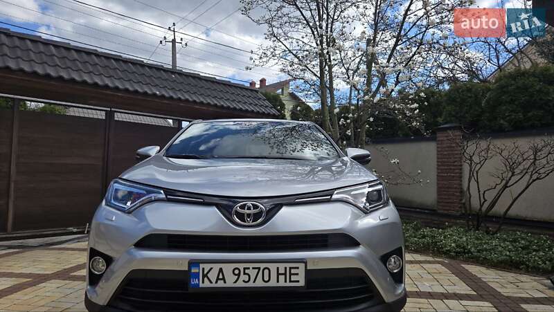 Позашляховик / Кросовер Toyota RAV4 2017 в Києві