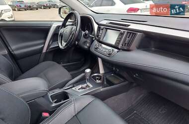 Внедорожник / Кроссовер Toyota RAV4 2015 в 