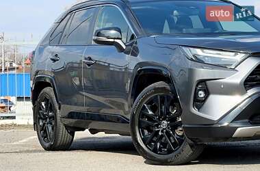 Позашляховик / Кросовер Toyota RAV4 2023 в 