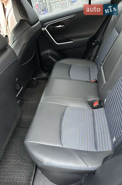 Позашляховик / Кросовер Toyota RAV4 2024 в 