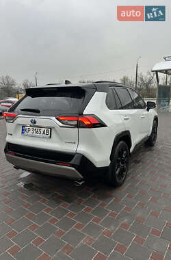Позашляховик / Кросовер Toyota RAV4 2024 в 