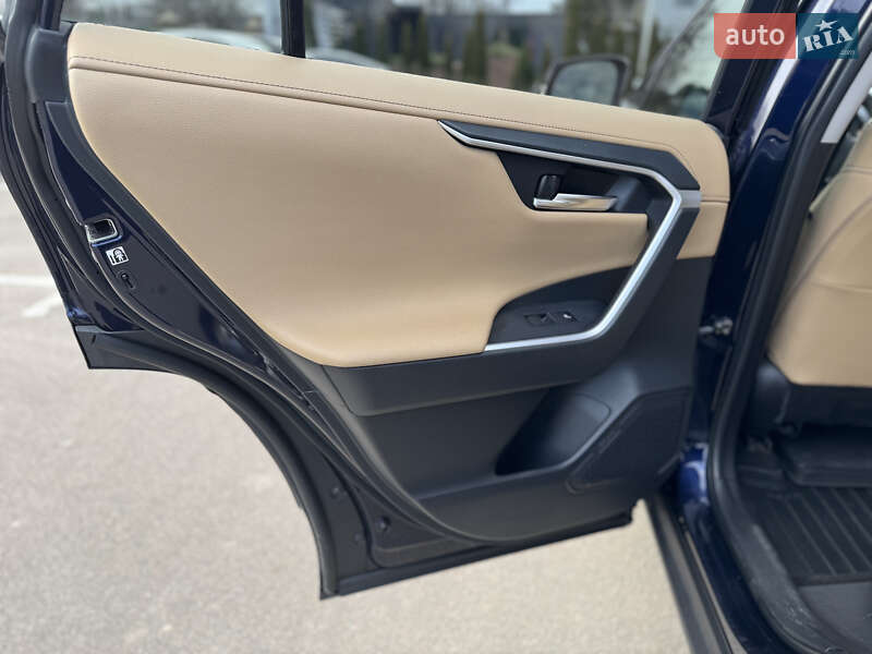 Внедорожник / Кроссовер Toyota RAV4 2019 в Киеве