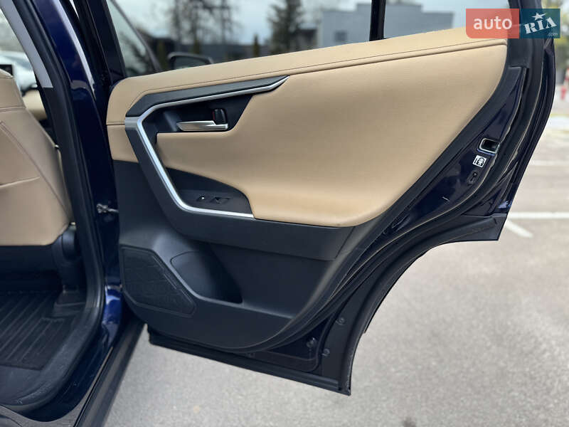 Внедорожник / Кроссовер Toyota RAV4 2019 в Киеве