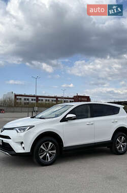 Внедорожник / Кроссовер Toyota RAV4 2016 в 
