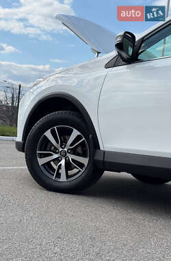 Внедорожник / Кроссовер Toyota RAV4 2016 в 