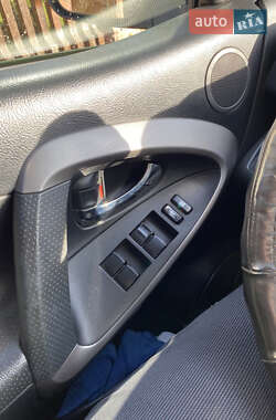 Внедорожник / Кроссовер Toyota RAV4 2006 в 
