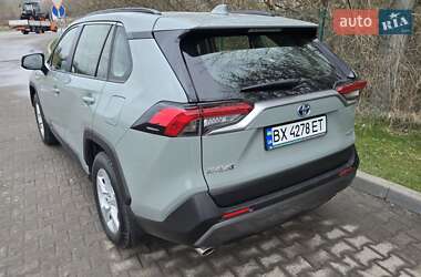 Позашляховик / Кросовер Toyota RAV4 2021 в 