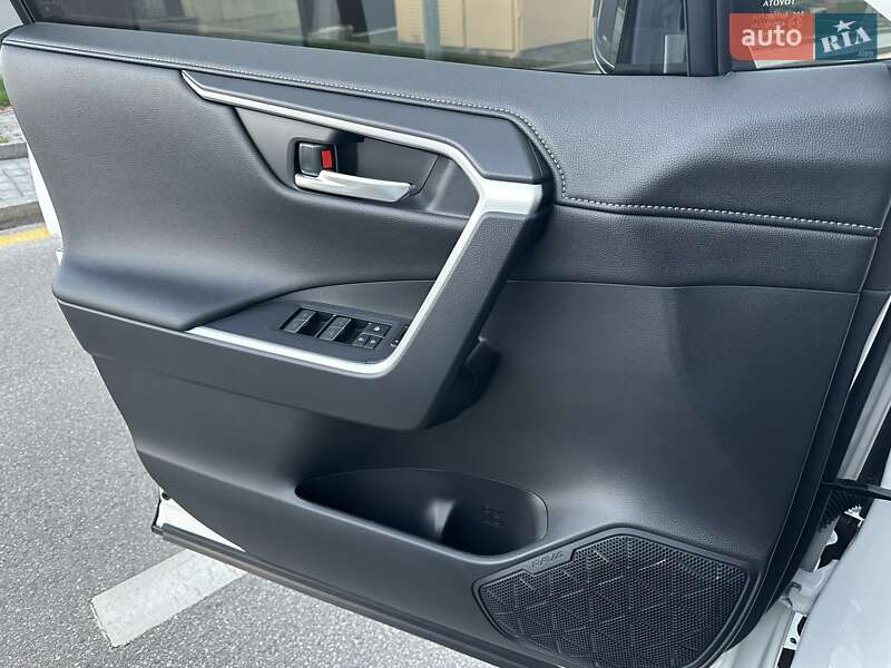 Внедорожник / Кроссовер Toyota RAV4 2025 в Киеве