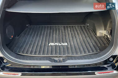 Позашляховик / Кросовер Toyota RAV4 2021 в 