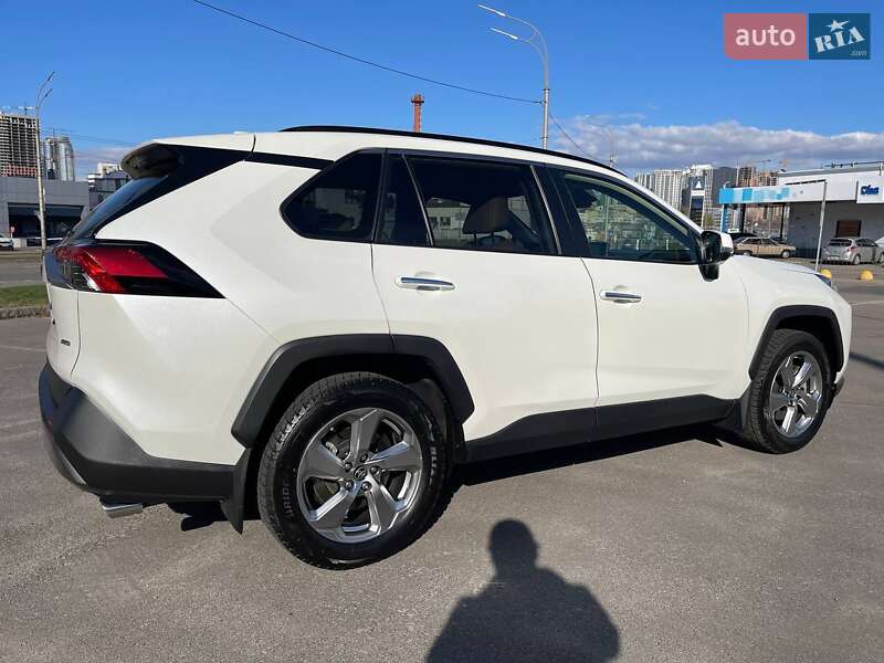 Позашляховик / Кросовер Toyota RAV4 2020 в Києві