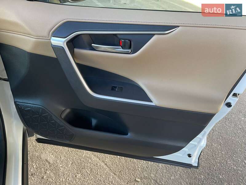 Позашляховик / Кросовер Toyota RAV4 2020 в Києві