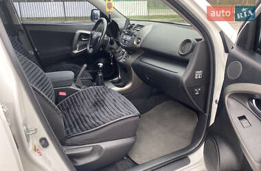 Позашляховик / Кросовер Toyota RAV4 2011 в 