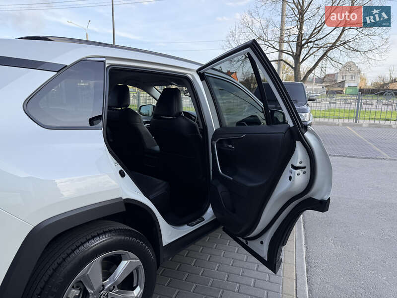 Внедорожник / Кроссовер Toyota RAV4 2019 в Харькове
