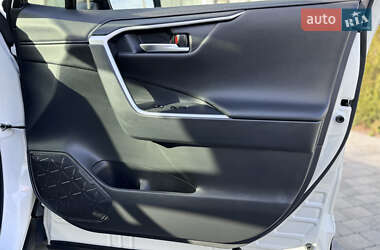 Позашляховик / Кросовер Toyota RAV4 2019 в 